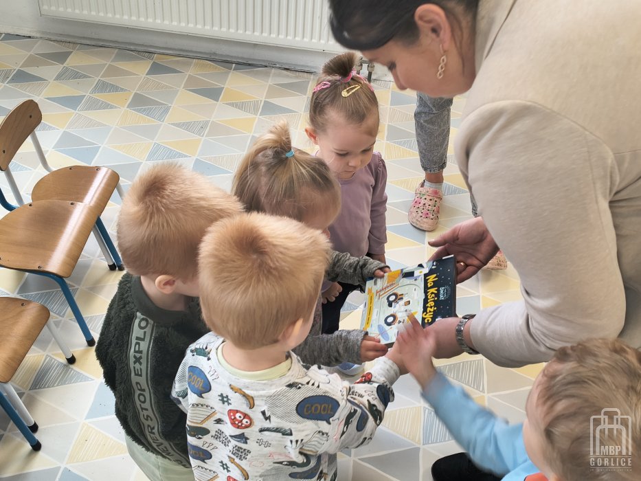 Biblioteka Gorlice, Cała Polska czyta dzieciom dzieci bawią się ruchomymi elementami książki